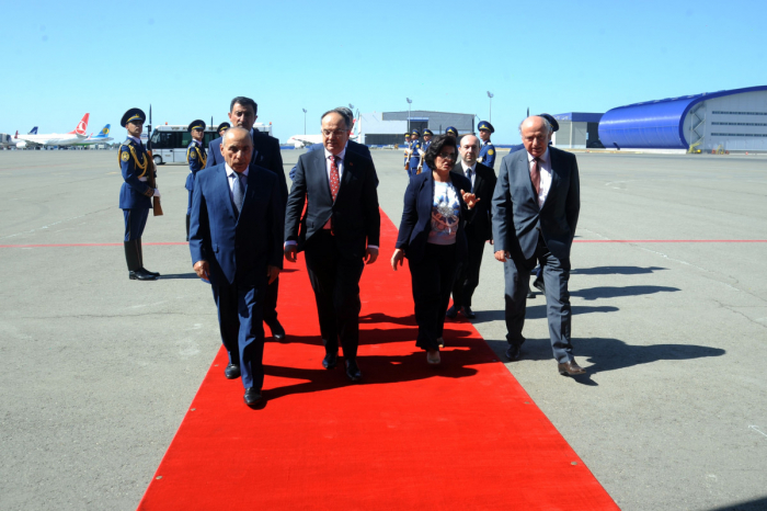   Le président albanais entame une visite officielle en Azerbaïdjan  