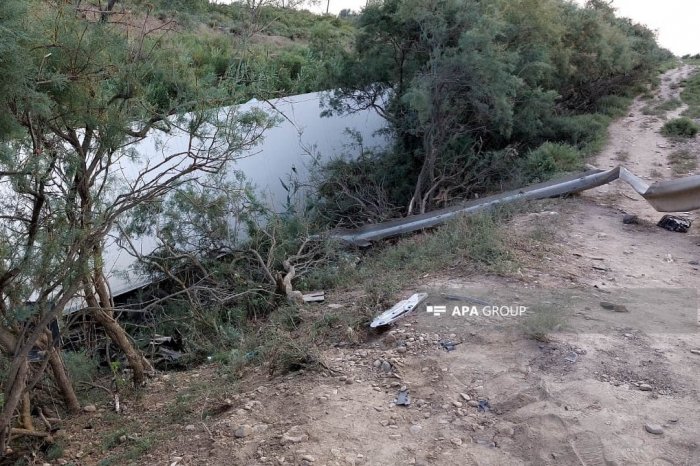    Sabirabadda TIR yoldan çıxaraq kanala aşıb -    FOTO      