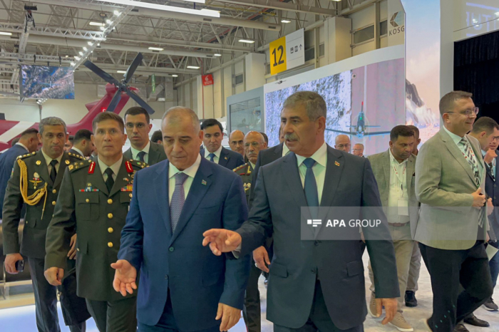   Le ministre azerbaïdjanais de la Défense visite le Salon international de l