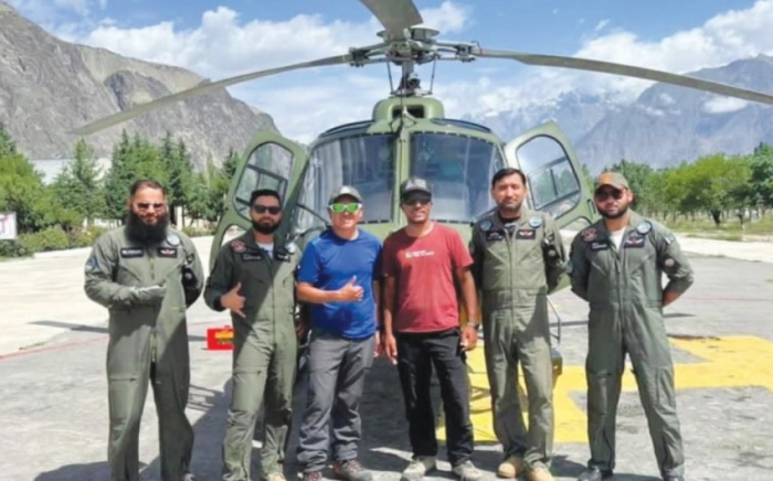   In Pakistan rettete ein aserbaidschanischer Bergsteiger einen Lehrer, der in 7.500 Metern Höhe feststeckte  