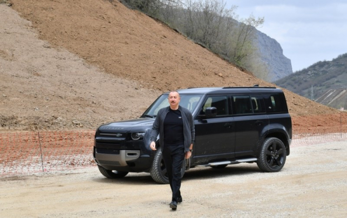   Presidente Ilham Aliyev examina el progreso de la construcción del tramo de 27 km de la carretera Ahmadbeyli-Fuzuli-Shusha  