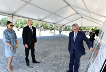  Presidente Ilham Aliyev y primera dama Mehriban Aliyeva visitaron las obras de reconstrucción del Jardín Botánico Central 