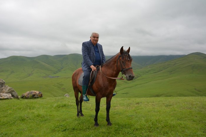    Əhəd Abıyev sakinlərlə görüşə atla getdi -    Foto      