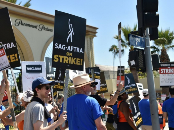 Hollywood paralysé, les acteurs en grève protestent devant les studios