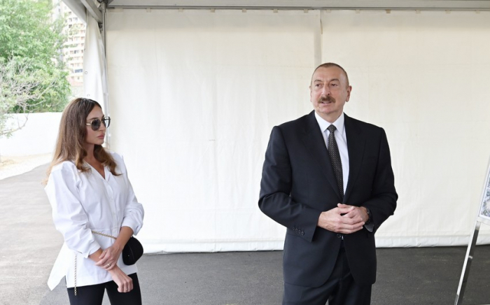  Präsident Ilham Aliyev und First Lady Mehriban Aliyeva machten sich mit den im Zentralen Botanischen Garten durchgeführten Arbeiten vertraut 
