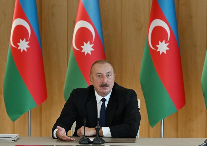       Dövlət başçısı:    "Polisə daş atan utanmalıdır"  
   