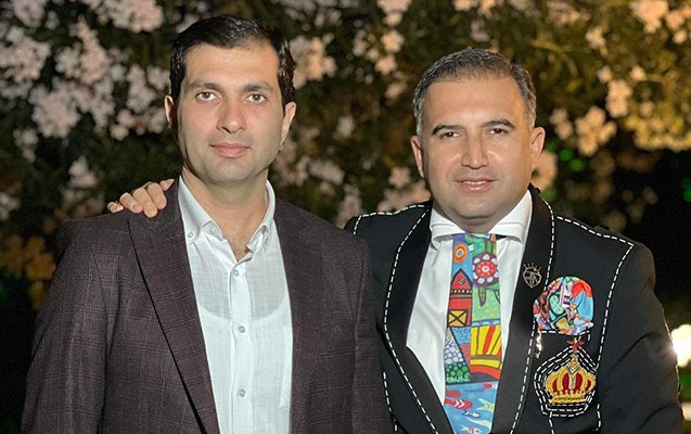    İki ay əvvəl azadlığa çıxan direktorla fotosunu paylaşdı   