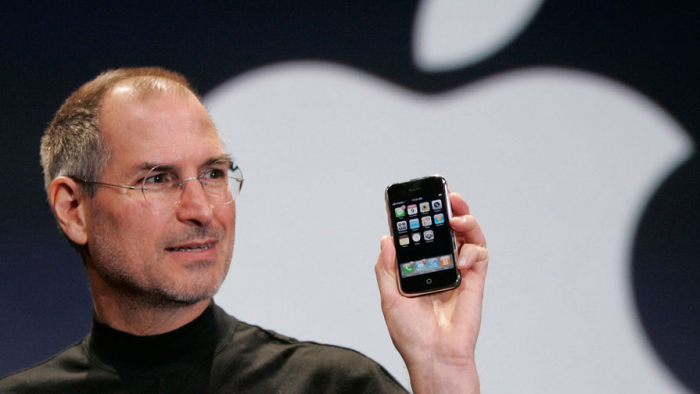    İlk "iPhone" 158 min dollara satıldı   