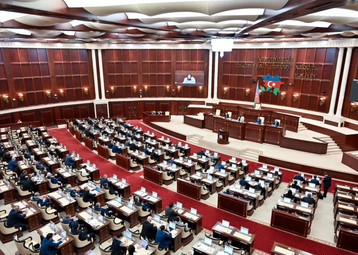    Deputatlar tətilə çıxdı     
