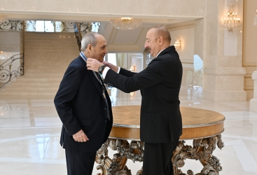   Presidente de Azerbaiyán condecora al Artista del Pueblo con la Orden "Istiglal"  