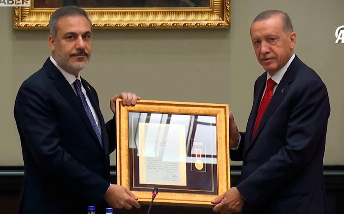  Ərdoğan Hakan Fidana “Dövlətdə üstün xidmət medalı”nı təqdim edib   
