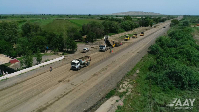  Arbeiten am Wiederaufbau der Yenikend-Bilasuvar-Straße in Aserbaidschan dauern an 