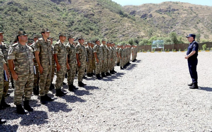   Kamran Aliyev besuchte Kalbadschar und Latschin und traf sich mit Militärangehörigen  