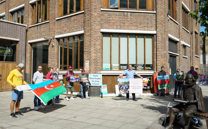   Azerbaijani Community in London protests in front of Amnesty International office  