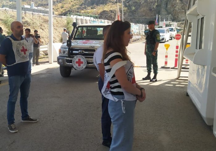    Ermənilərin Laçın buraxılış məntəqəsindən sərbəst keçidi təmin edilib  
   
