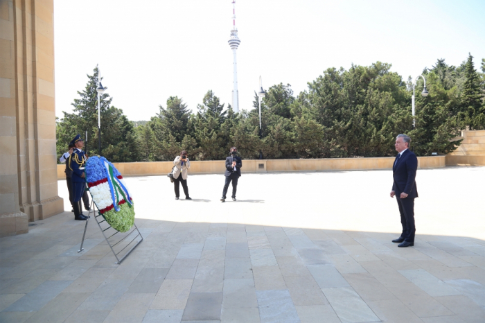  Le président ouzbek a visité l’Allée des Martyrs à Bakou 