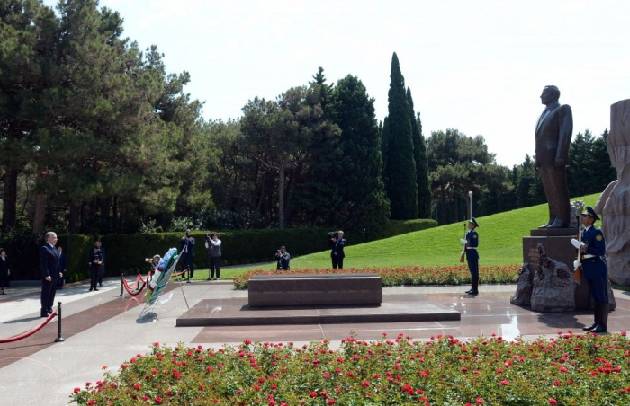 President Shavkat Mirziyoyev visits tomb of Great Leader Heydar Aliyev