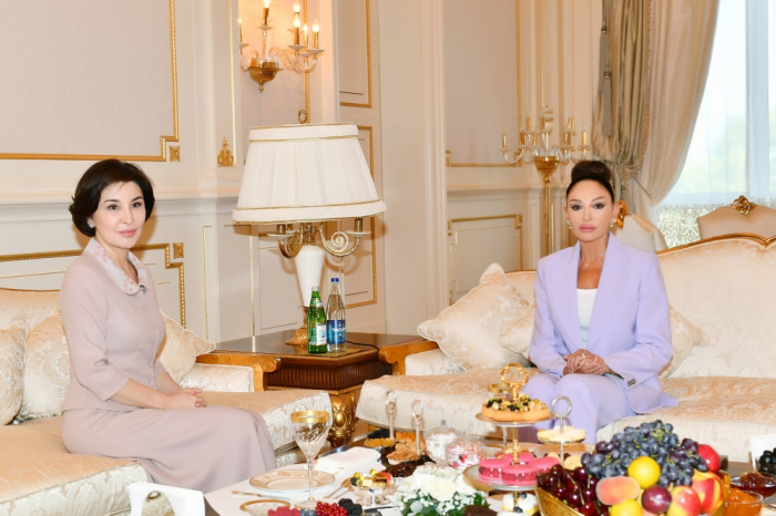   First Lady von Aserbaidschan Mehriban Aliyeva trifft sich mit First Lady von Usbekistan  