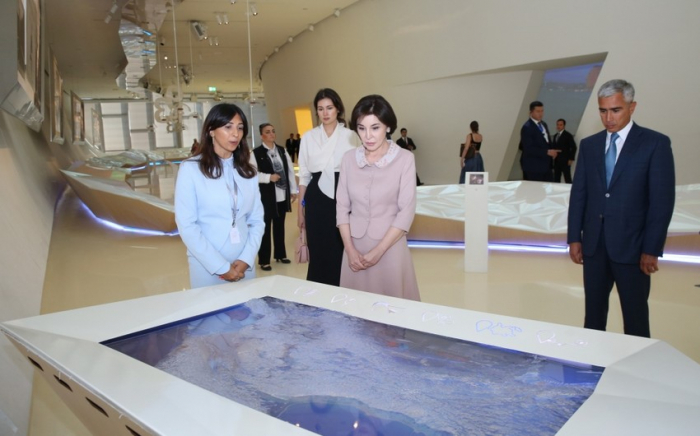   First Lady von Usbekistan besucht Heydar Aliyev-Zentrum  