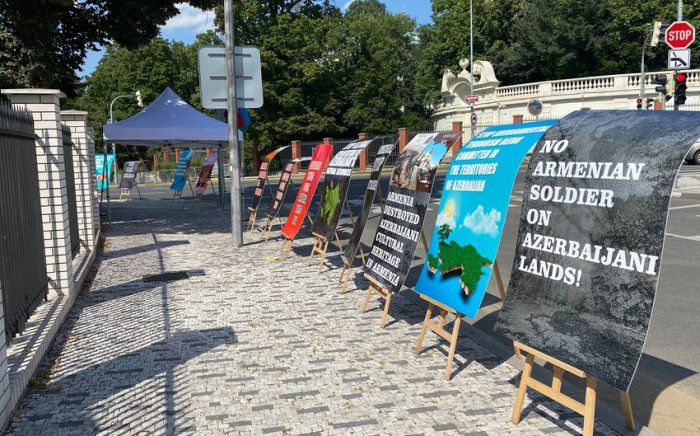 Azərbaycanlılar ATƏT-in Praqadakı nümayəndəliyi qarşısında aksiyası keçirib  
