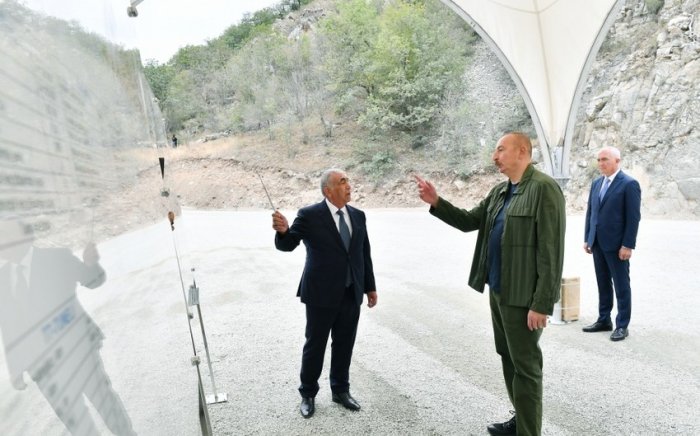  İlham Əliyev Kəlbəcər-Laçın avtomobil yolunda görülən işlərlə tanış olub 