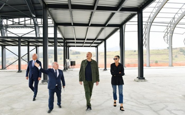    Prezident və xanımı Laçın Beynəlxalq Hava Limanında aparılan tikinti işləri ilə tanış olublar  
   