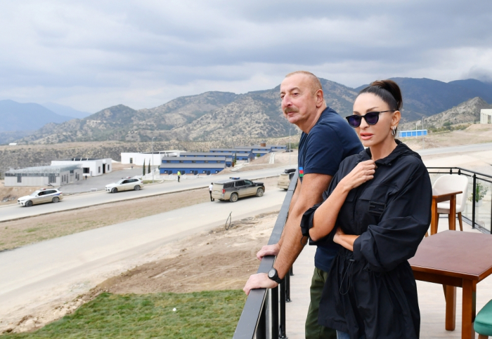  Latchine: Ilham Aliyev et Mehriban Aliyeva inaugurent une usine de fabrication de meubles, prennent connaissance des activités de certaines entreprises 