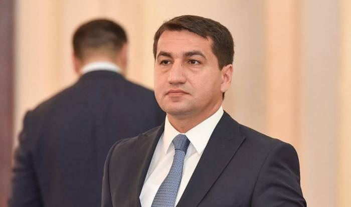  Hikmat Hajiyev: "Azerbaiyán construye carreteras a diferencia de los países que crean barreras" 