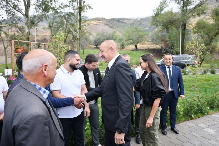  Latchine: Le président azerbaïdjanais et la première dame rencontrent les habitants du village de Zaboukh 