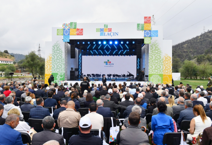  Ilham Aliyev et Mehriban Aliyeva participent aux festivités organisées à l’occasion de la « Journée de la ville de Latchine » 