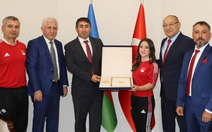   Ilham Aliyev überreichte dem türkischen Athleten, der seine Meisterschaft in Armenien Aserbaidschan gewidmet hatte, eine speziell angefertigte Kopie der Medaille  