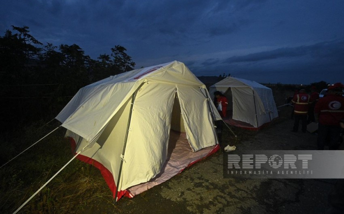   Mitarbeiter des Aserbaidschanischen Roten Halbmonds übernachten in Zelten auf der Aghdam-Chankendi-Straße  