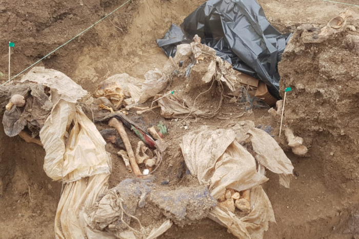   Überreste von Aserbaidschanern, die von Armeniern ermordet wurden, drei Meter tief in Massengräbern begraben  