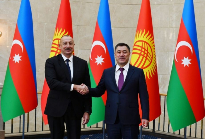   Präsident Ilham Aliyev gratulierte dem Präsidenten der Kirgisischen Republik  