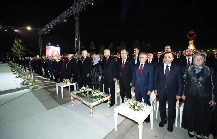   Le ministre azerbaïdjanais de la Défense participe aux célébrations du Jour de la Victoire en Turkiye  