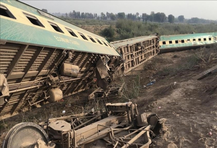 15 killed, over 40 injured after train derails in Pakistan