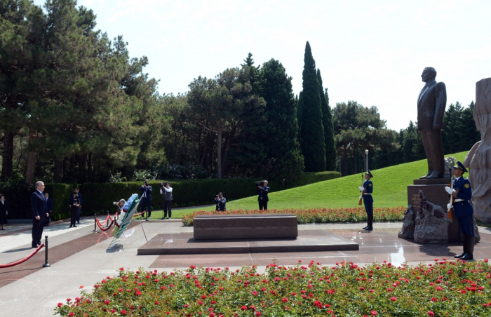 President of Uzbekistan Shavkat Mirziyoyev visits tomb of Azerbaijan