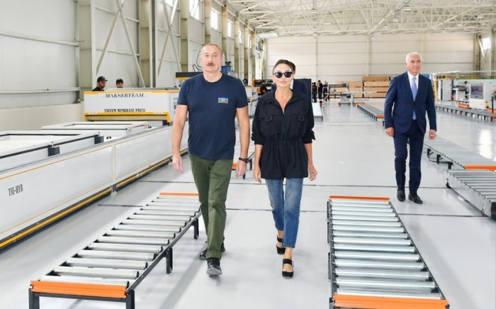  Prezident və birinci xanım Laçında mebel fabrikinin açılışında 