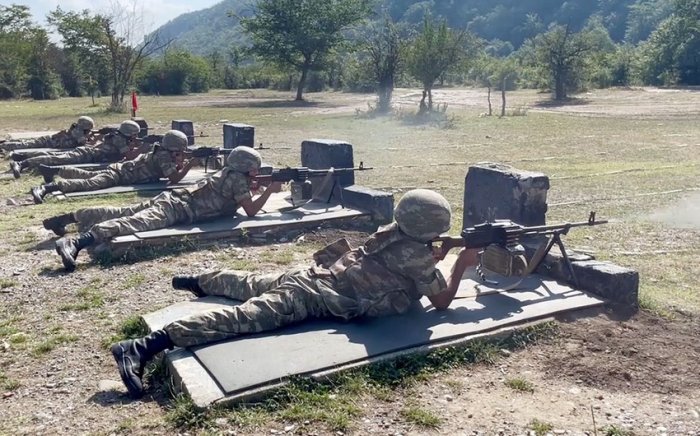 Kursantlar təlimdə şərti düşmən hədəflərini məhv etdi