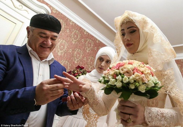       Kadırov tapşırıq verdi:    "Gəlinə və qaynanaya bahalı hədiyyə vermək olmaz"   