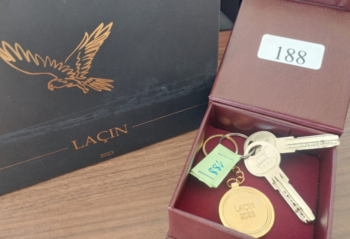   Otras 13 familias realojadas en la ciudad de Lachin reciben las llaves de sus casas  
