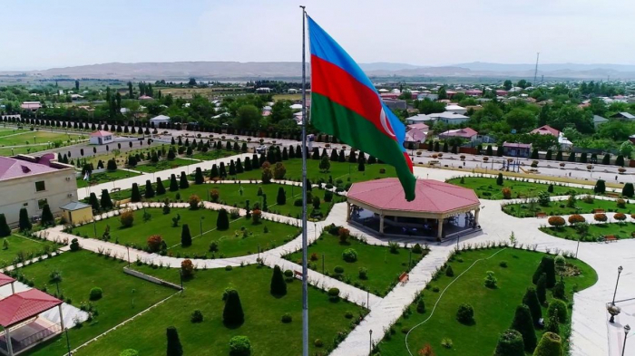   Los presidentes de Azerbaiyán y Uzbekistán y sus esposas se reúnen con los residentes del nuevo complejo residencial en Fuzuli  