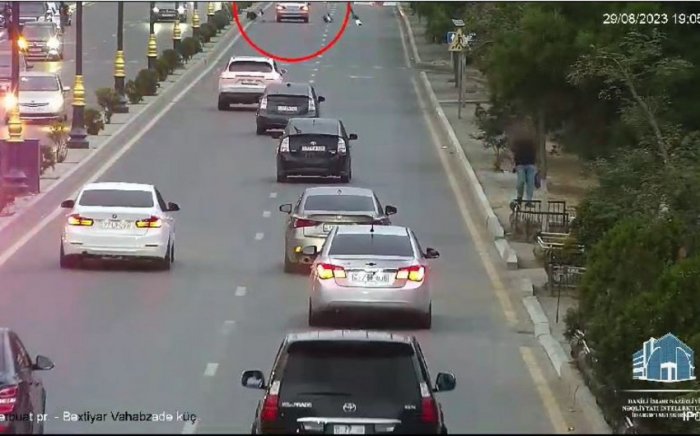    Bakıda avtomobilin piyadaları vurduğu an -    Video      