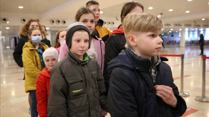   Eine weitere Gruppe vom Krieg betroffener ukrainischer Kinder wurde nach Aserbaidschan gebracht  