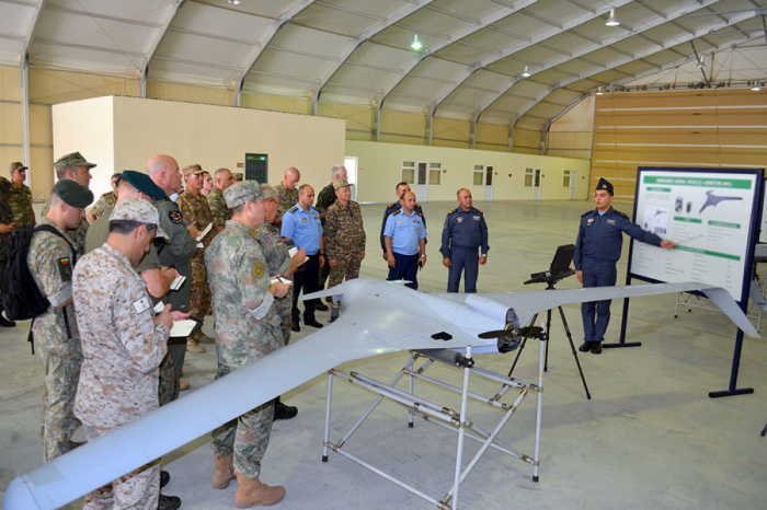   Les attachés militaires se sont familiarisés avec les drones présents dans l