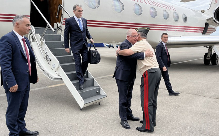  Türkischer Verteidigungsminister ist zu einem offiziellen Besuch in Baku eingetroffen 