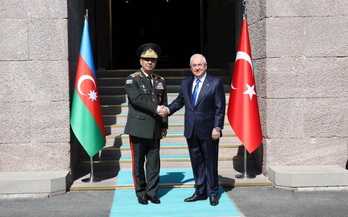   Los ministros de Defensa de Azerbaiyán y Türkiye se reúnen en Ankara  