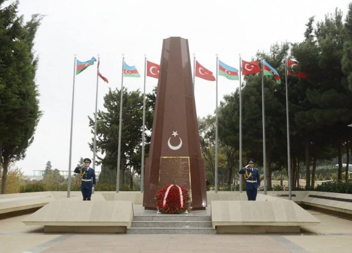 ​Zəfər Günü münasibəti ilə Türk şəhidliyi abidəsi ziyarət olunub