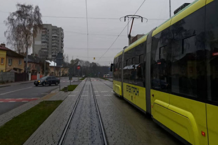  Kiyevdə tramvay relsdən çıxıb:    Xəsarət alanlar var    