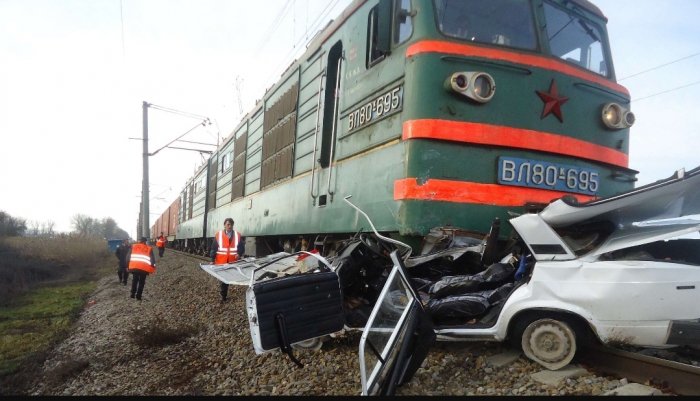 Avtomobil qatara çırpıldı,    2 nəfər yaralanıb   